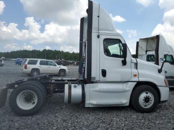  Salvage Freightliner Cascadia