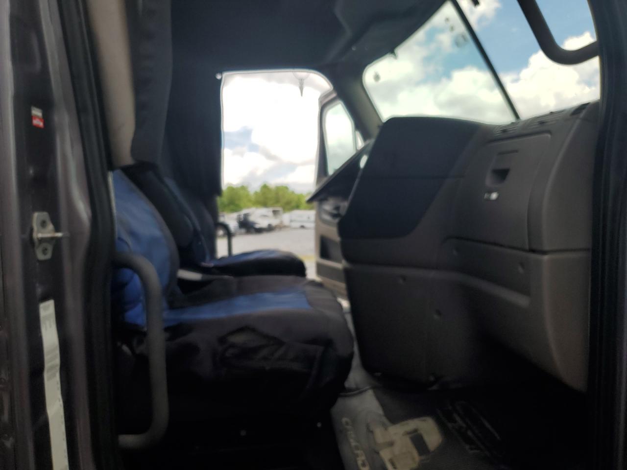 Freightliner Cascadia 1 Image 2