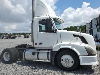  Salvage Volvo Vnl