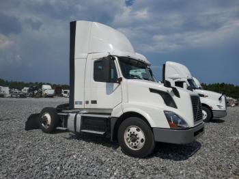  Salvage Volvo Vnl