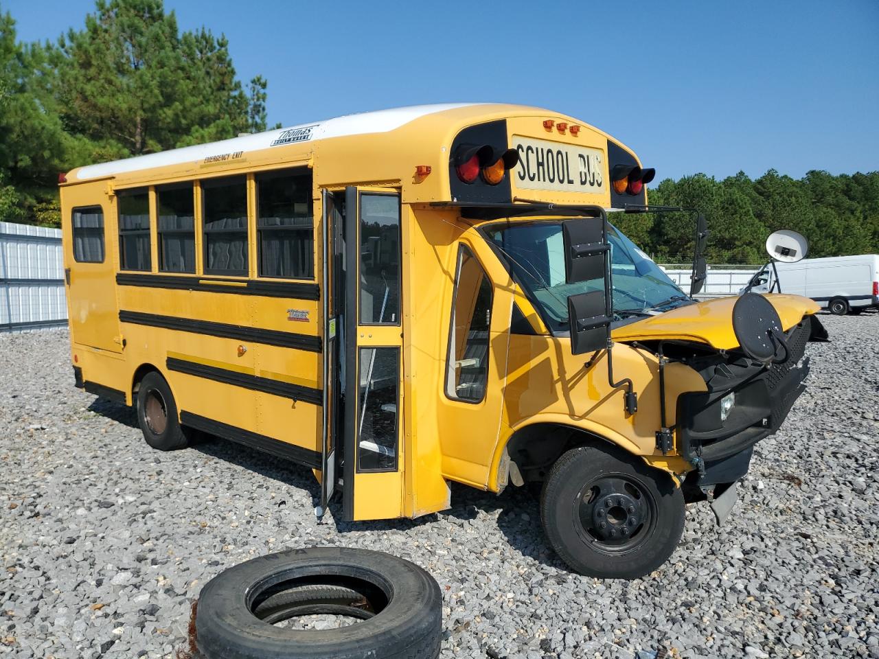 Chevrolet Express G4500 Image 1