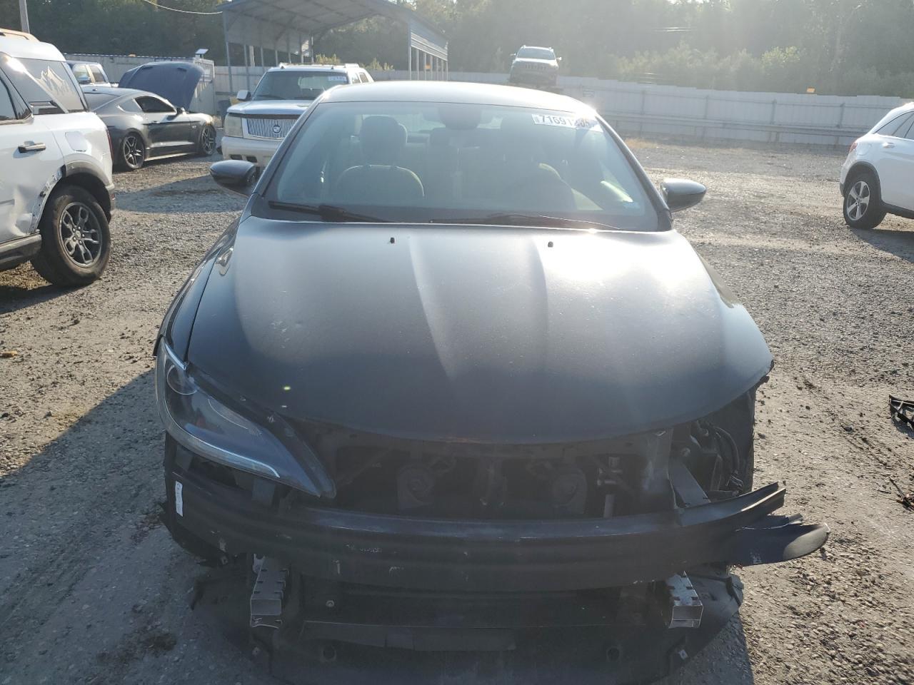 Chrysler 200 Limited Image 9