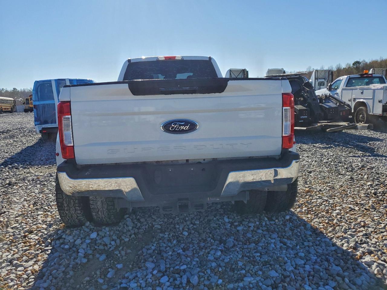 Ford F-350 Super Duty Image 9