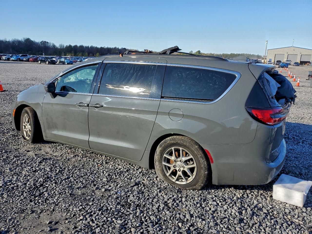 Chrysler Pacifica Touring Image 2