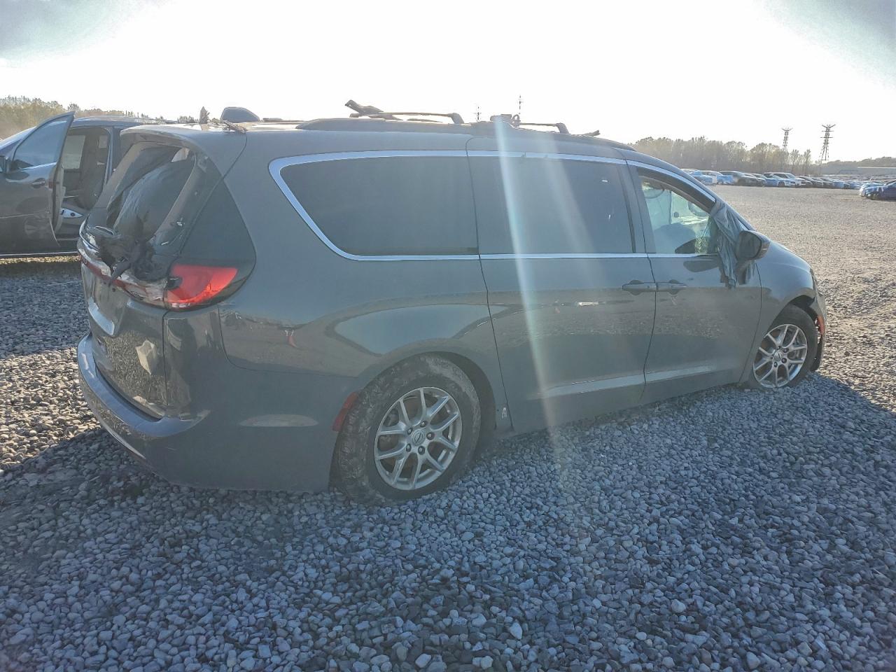 Chrysler Pacifica Touring Image 12