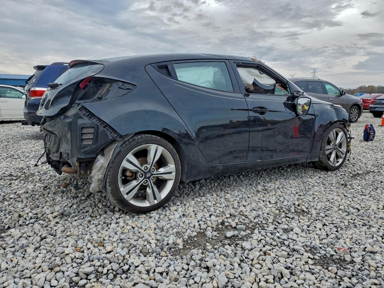 Hyundai VELOSTER Image 3