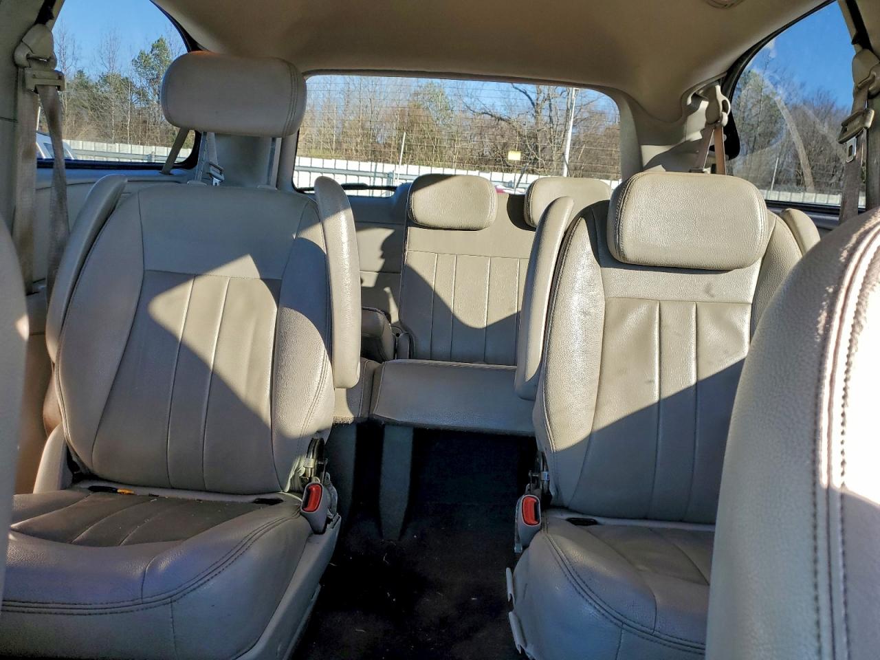 Chrysler Minivan Touring Image 4