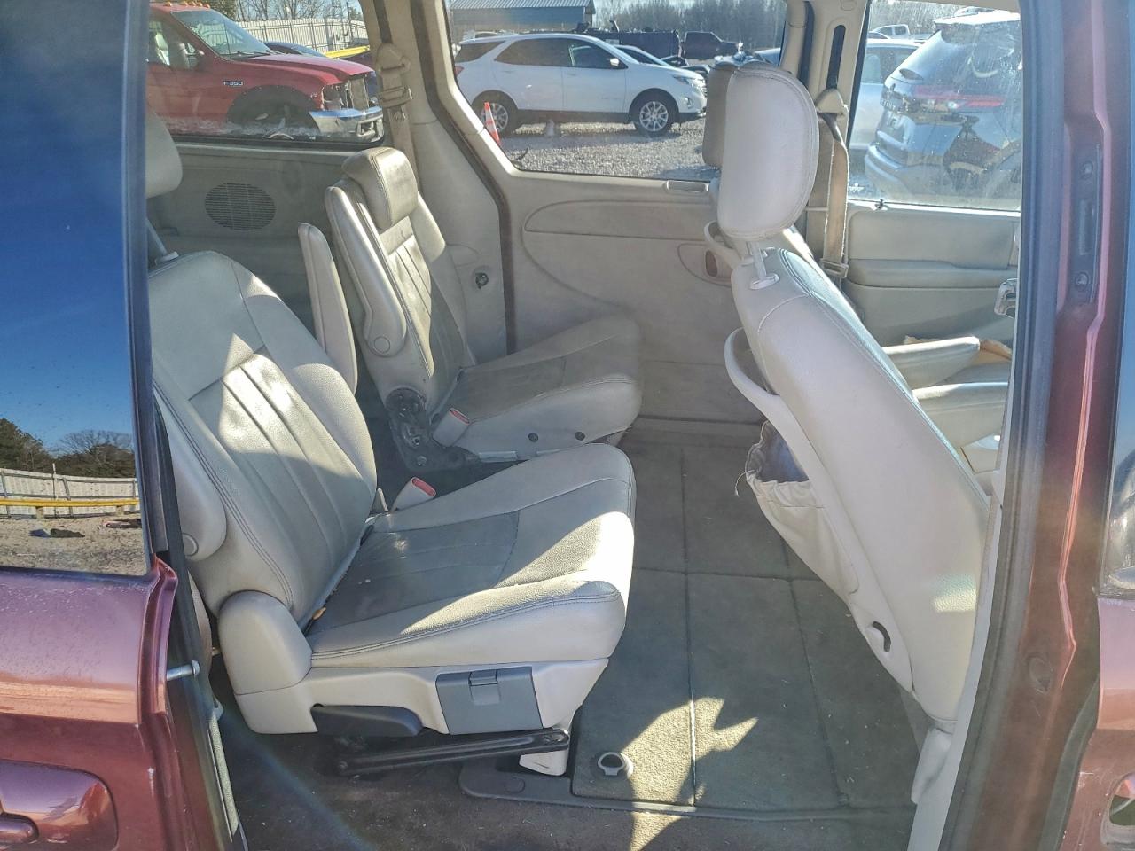 Chrysler Minivan Touring Image 9