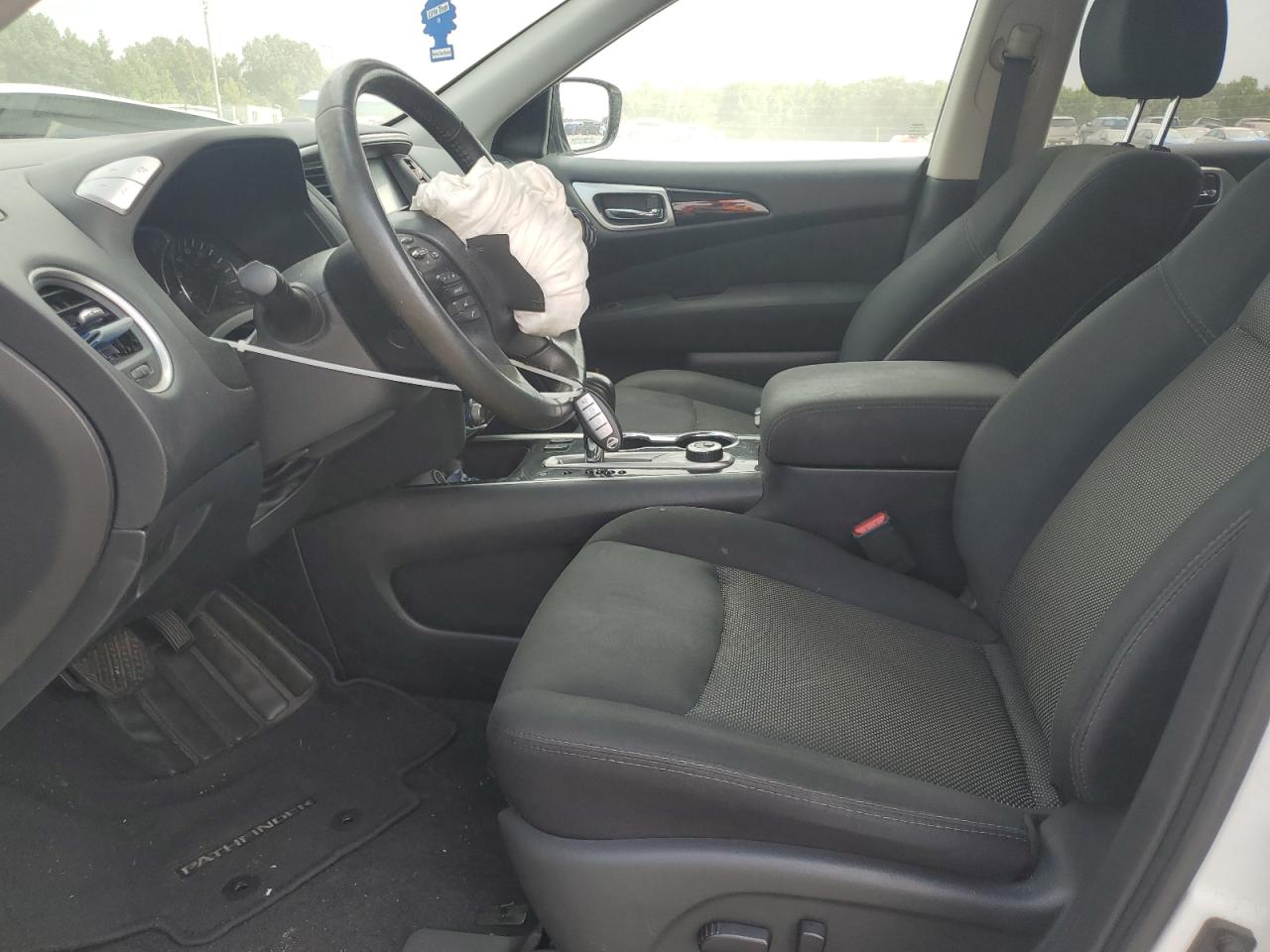 Nissan Pathfinder S Image 8