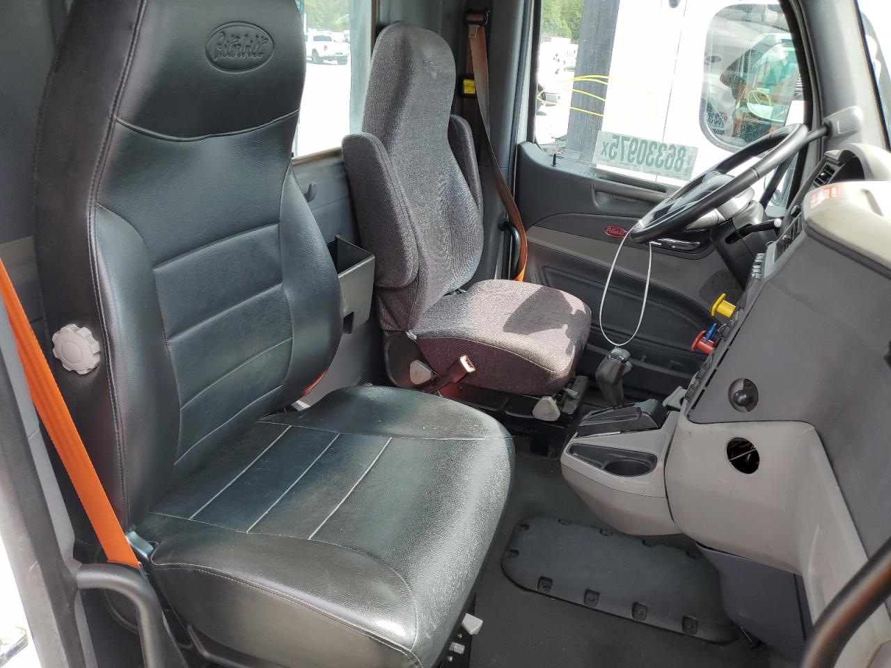 Peterbilt 579 Image 9