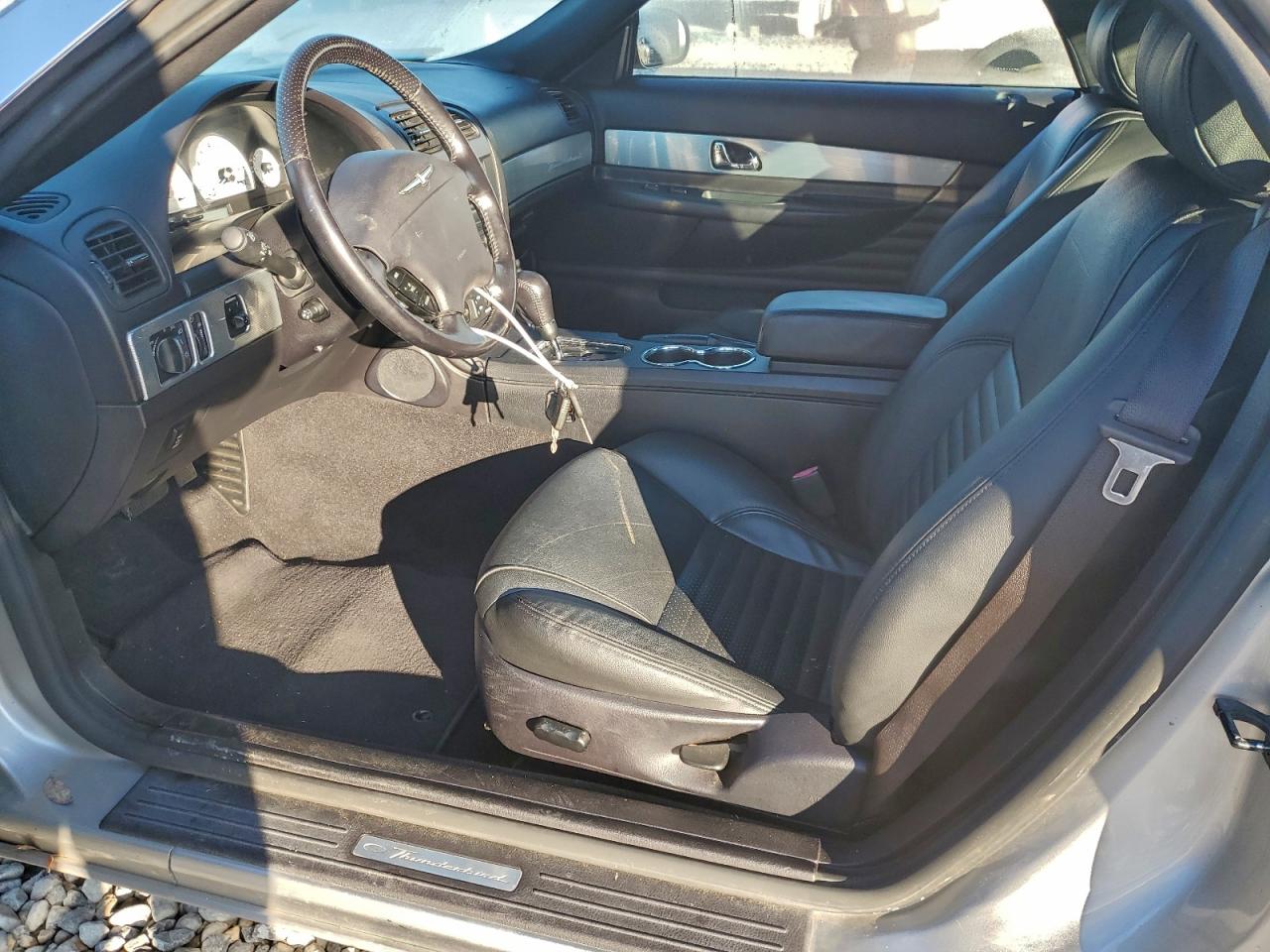 Ford Thunderbird Image 8