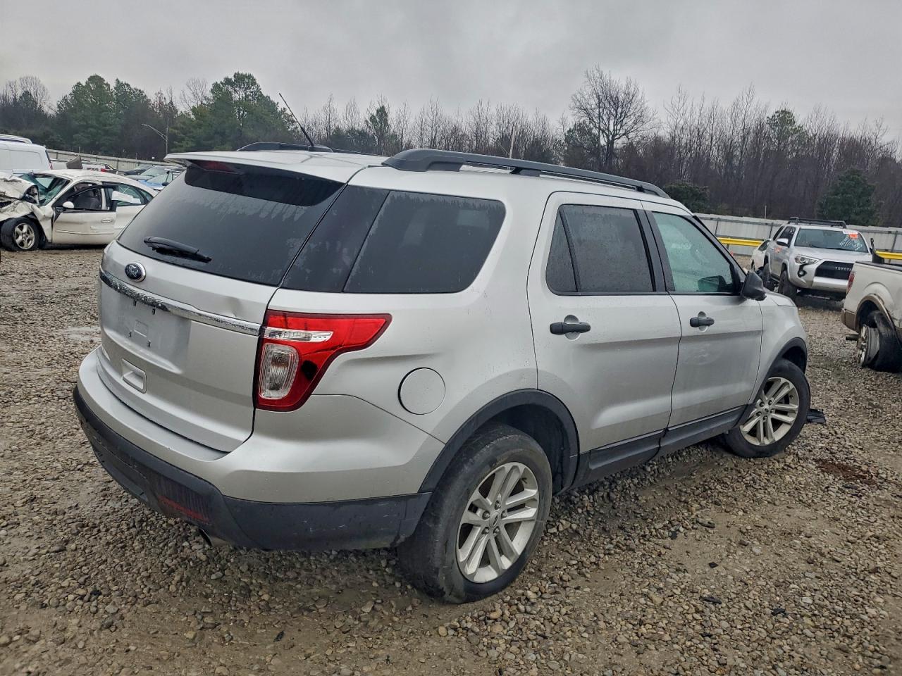 Ford Explorer Image 4