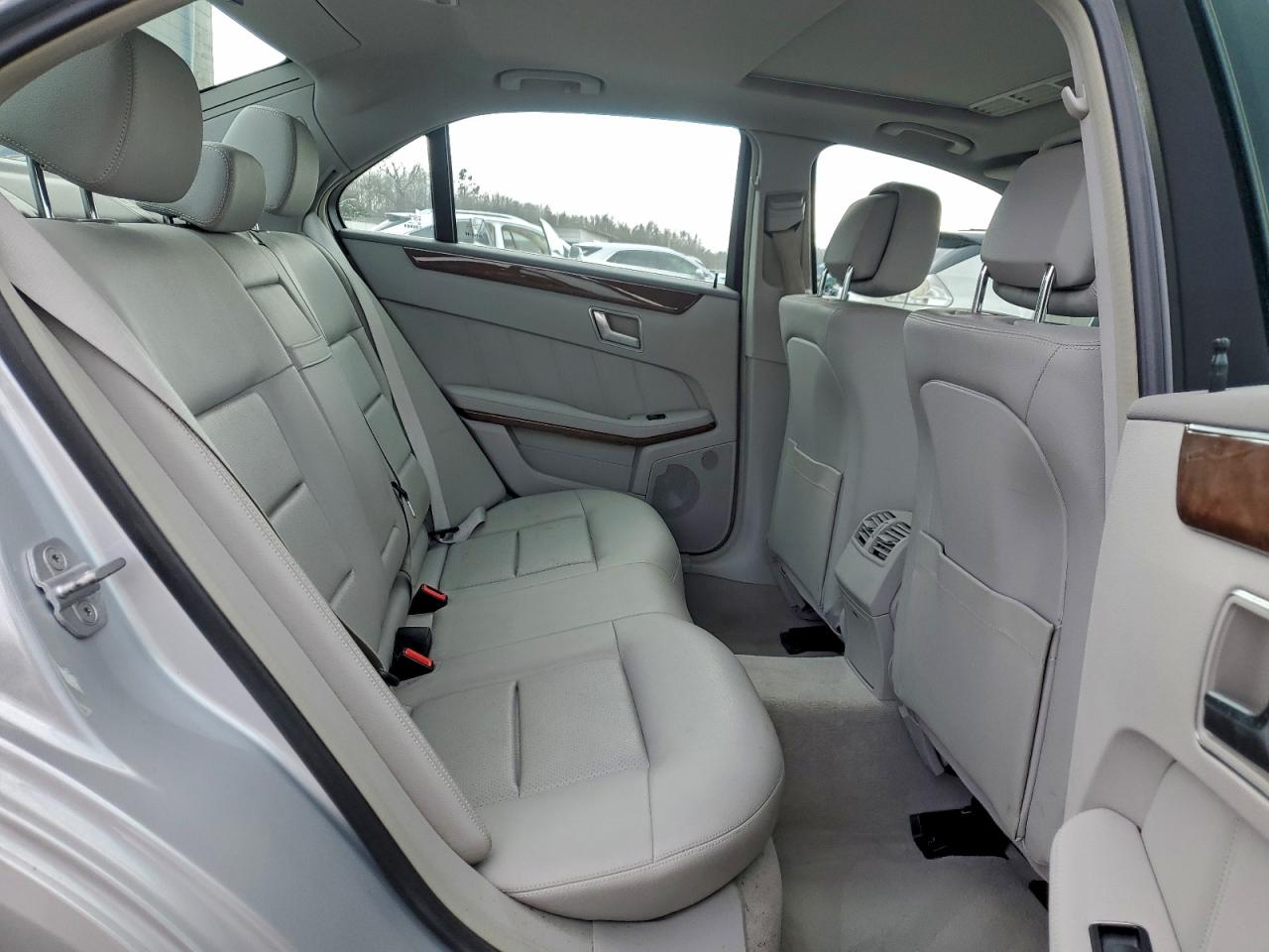 Mercedes-Benz E-Class 350 Image 11