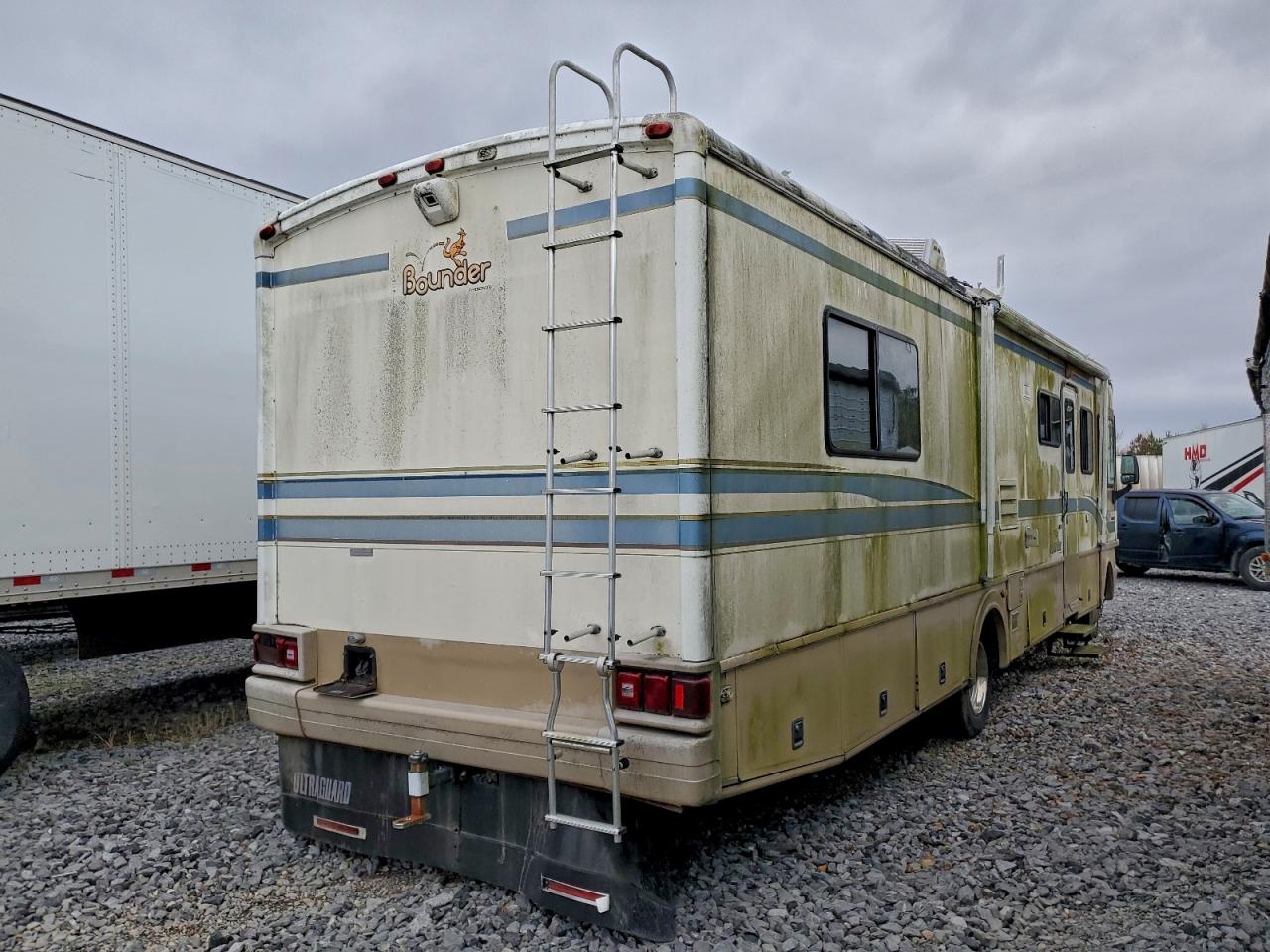 Ford F-550 Super Duty Stripped Chassis Image 3