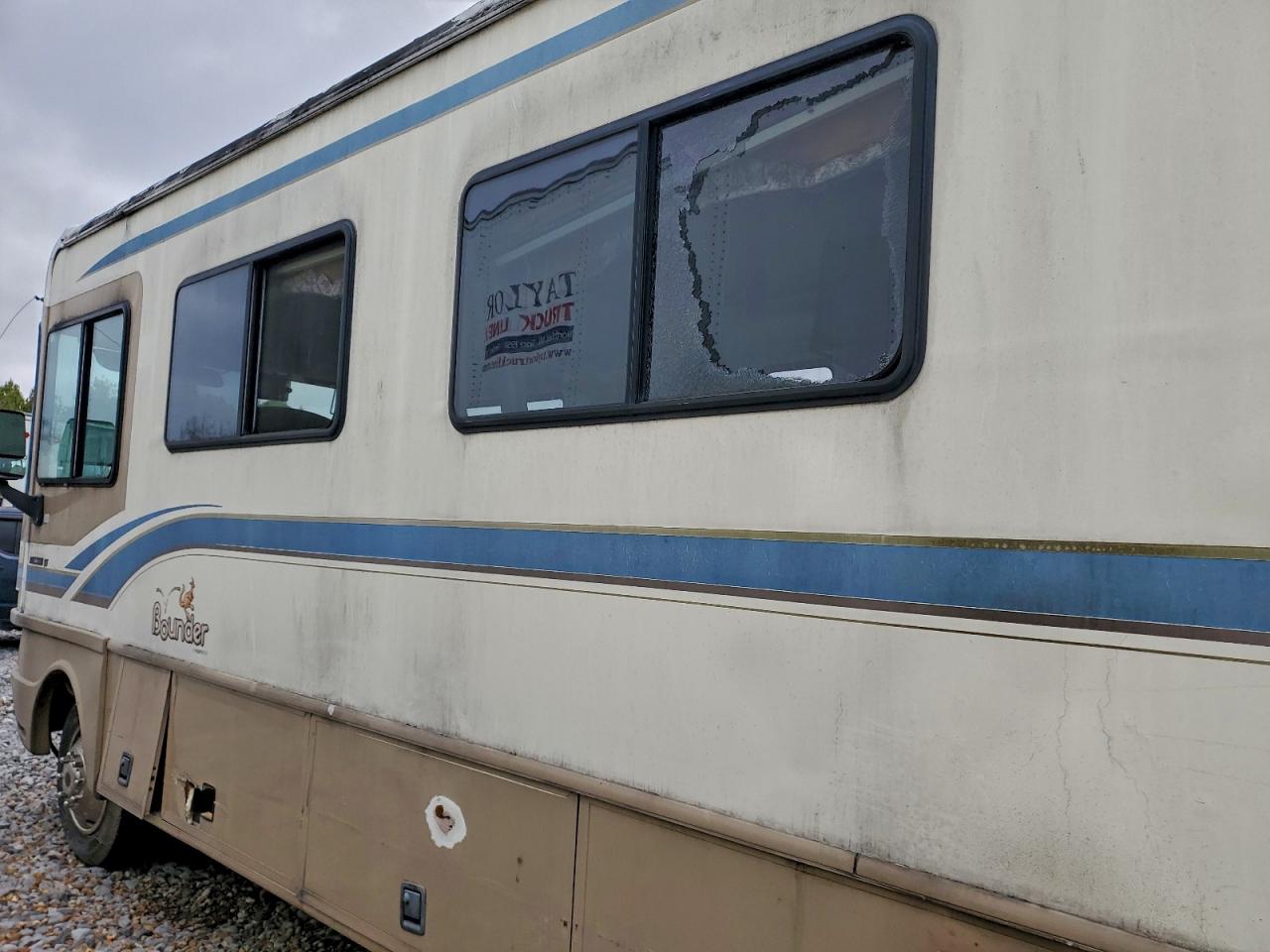 Ford F-550 Super Duty Stripped Chassis Image 9