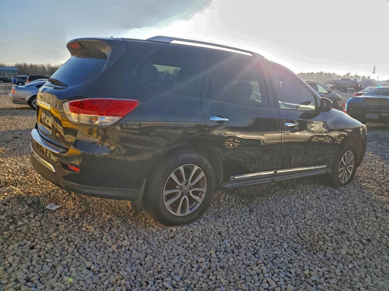 Nissan Pathfinder S Image 4