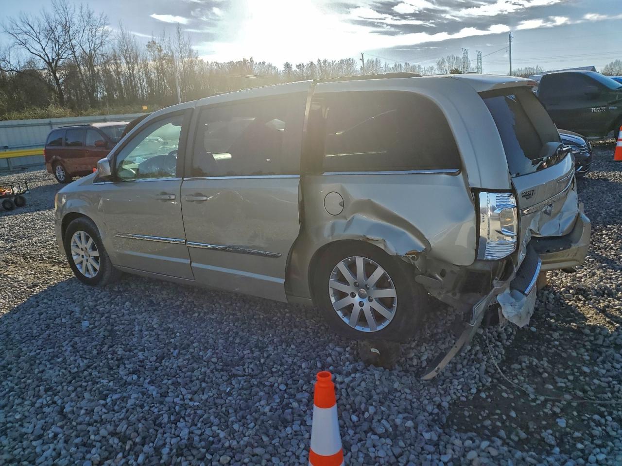 Chrysler Minivan Touring Image 2